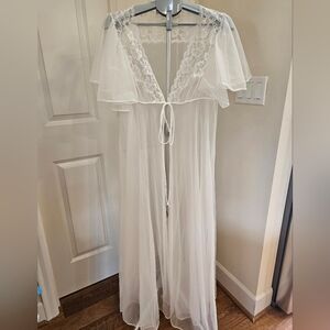 Val Mode White Lace Trimmed Nightgown